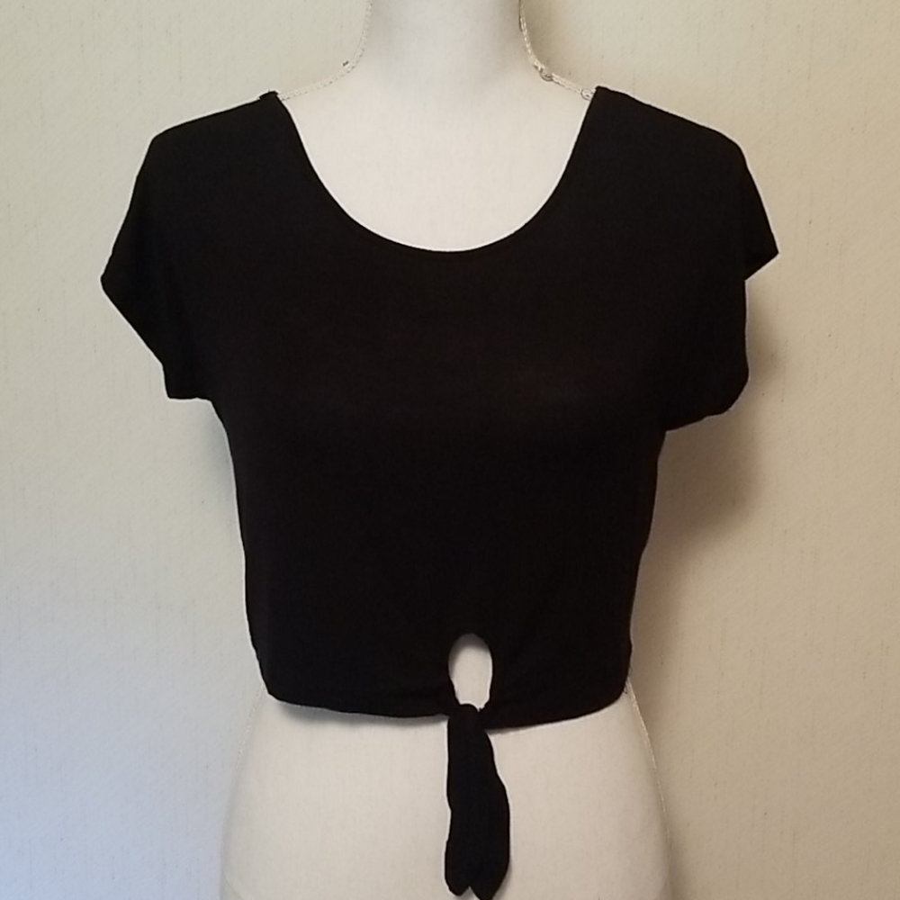 RT21 - Short sleeve black crop top